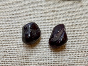 Garnet - Rhodolite - 7g to 8g Tumbled Stone (Selected)